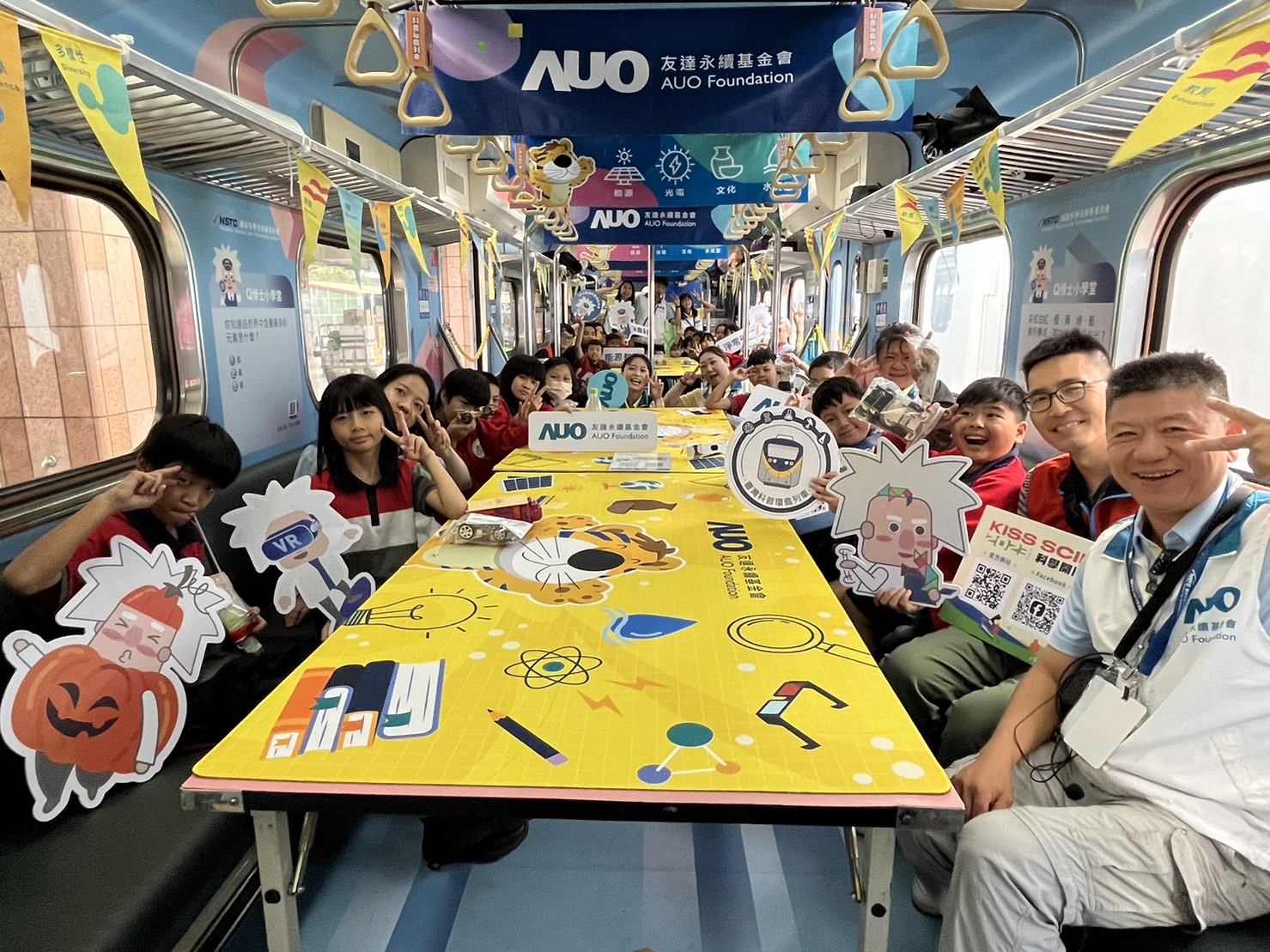 88858cc永利永續基金會參與「臺灣科普環島列車」，設計基礎科學車廂課程，以「淨零碳排和永續能源」為主題，讓學生透過創意實驗認識淨零知識，以及思考生活中的減碳行為