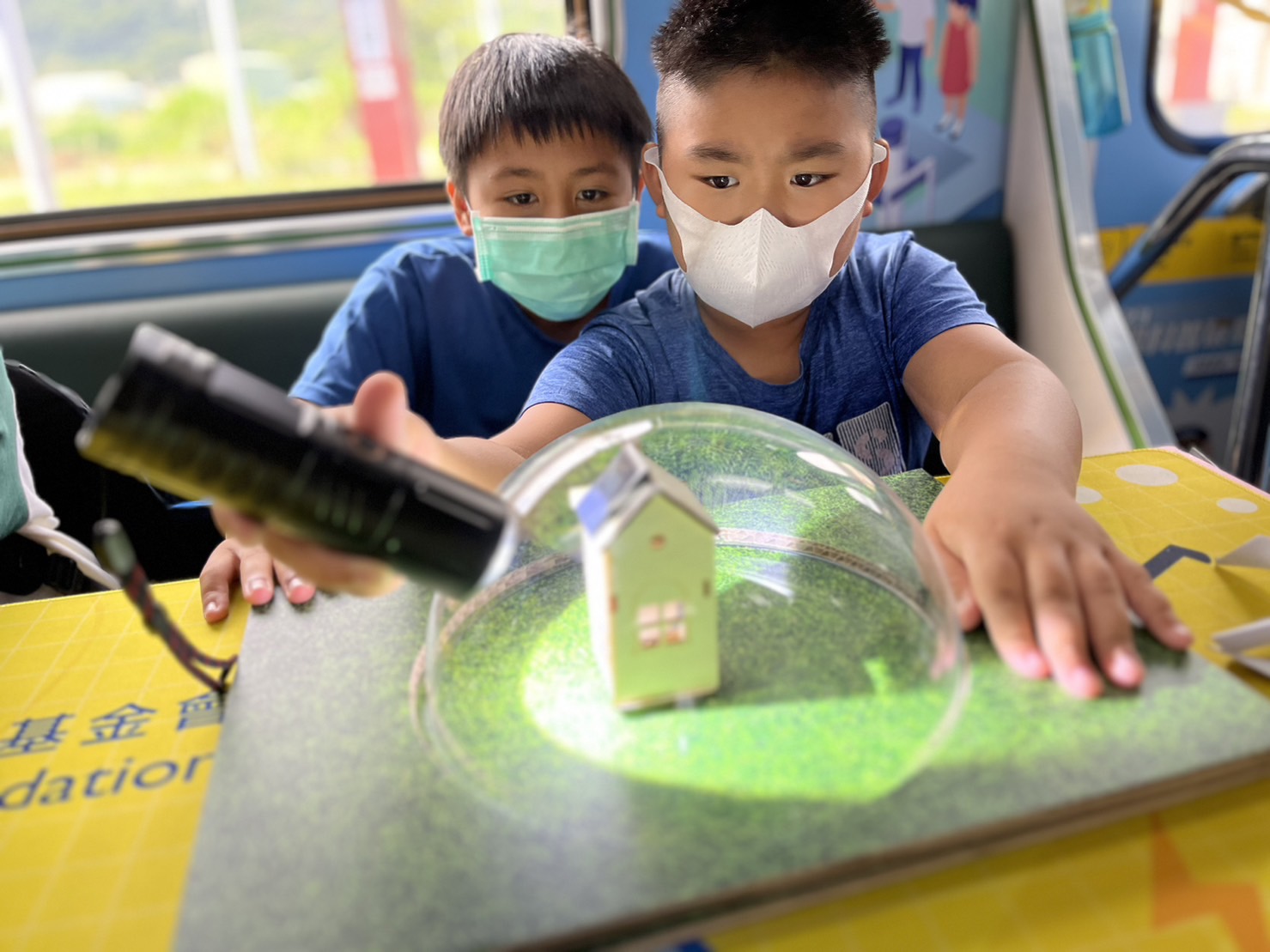 88858cc永利參與基礎科學主題車廂，以STEAM教學精神，設計「逐日科學家」、「太陽能工程師」以及「淨零建築師」三大能源科普課程和實驗